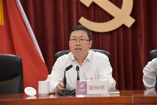 集團(tuán)黨委書記、董事長(zhǎng)胡仲明上專題黨課。 祝益軍 攝.jpg