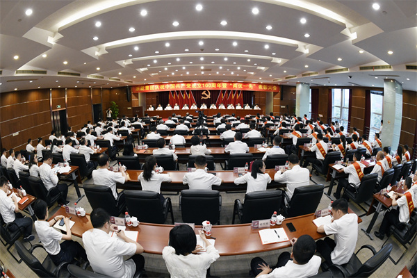 集團(tuán)黨委隆重召開慶祝中國共產(chǎn)黨成立100周年暨“兩優(yōu)一先”表彰大會(huì)。 朱將云 攝.jpg