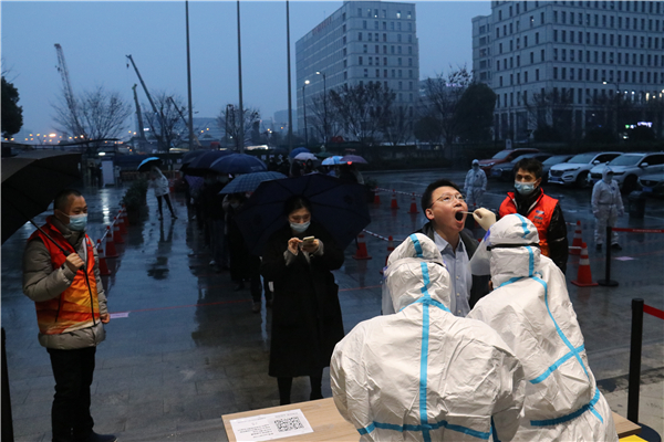 浙能創業大廈職工有序排隊開展核酸檢測.jpg 浙能創業大廈職工有序排隊開展核酸檢測.jpg